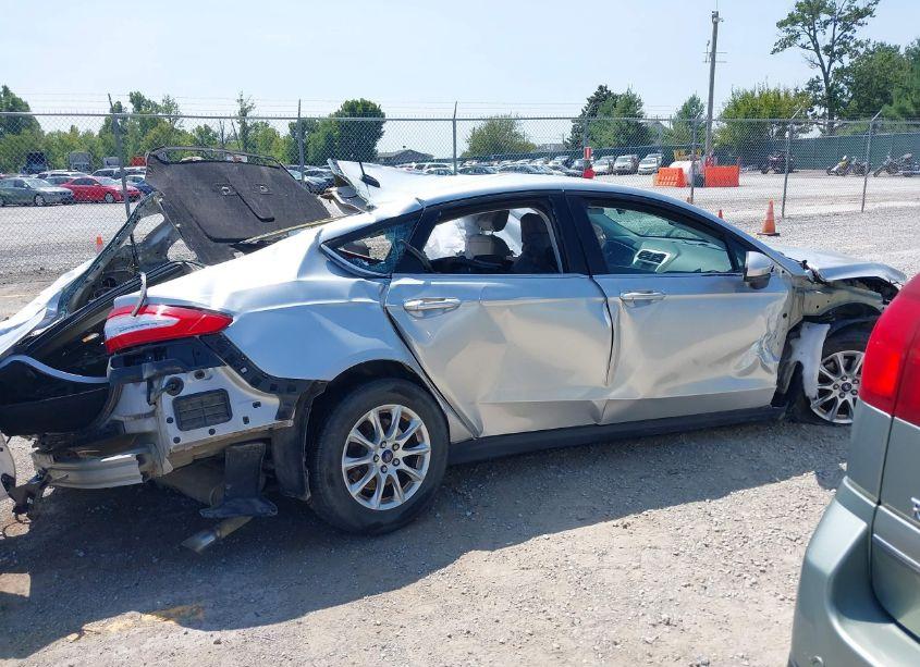 Photo 13 of 2015 Ford Fusion S (VIN 3FA6P0G77FR212868)