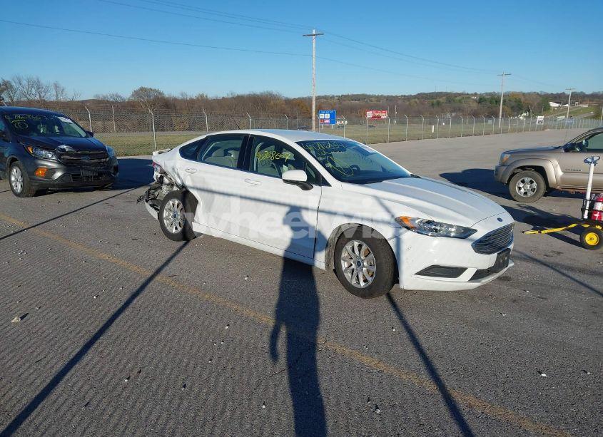 2018 Ford Fusion S (VIN 3FA6P0G77JR272948) main photo