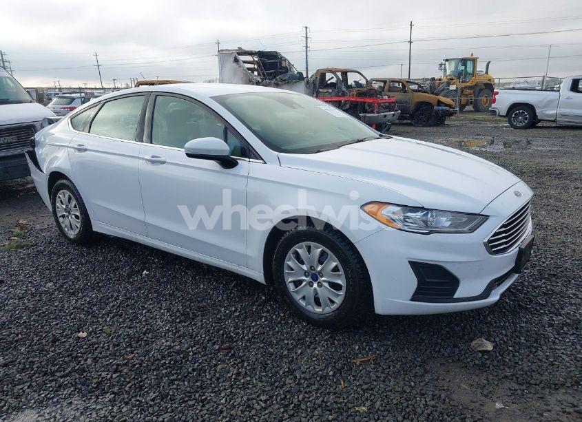 2019 Ford Fusion S (VIN 3FA6P0G77KR233083) main photo