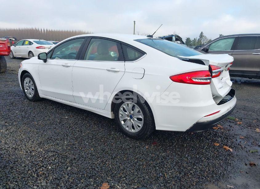 Photo 3 of 2019 Ford Fusion S (VIN 3FA6P0G77KR233083)