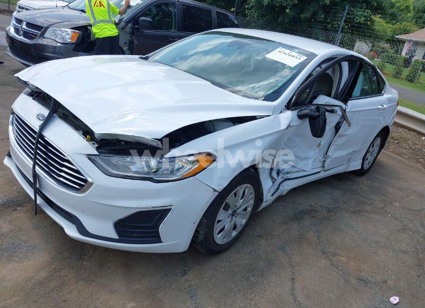 Photo 2 of 2019 Ford Fusion S (VIN 3FA6P0G77KR234914)