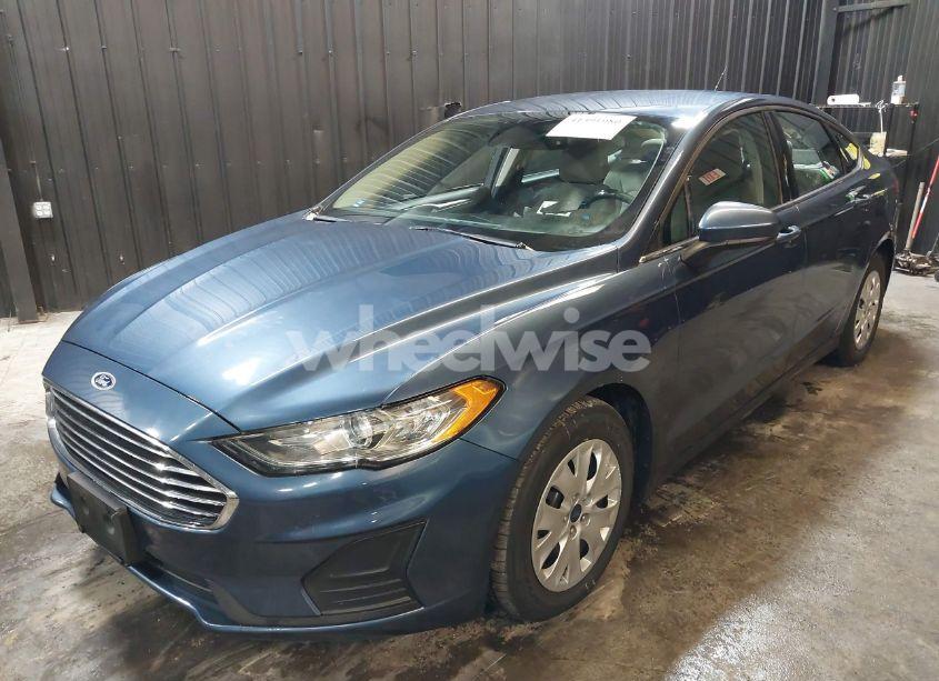 Photo 2 of 2019 Ford Fusion S (VIN 3FA6P0G78KR244660)