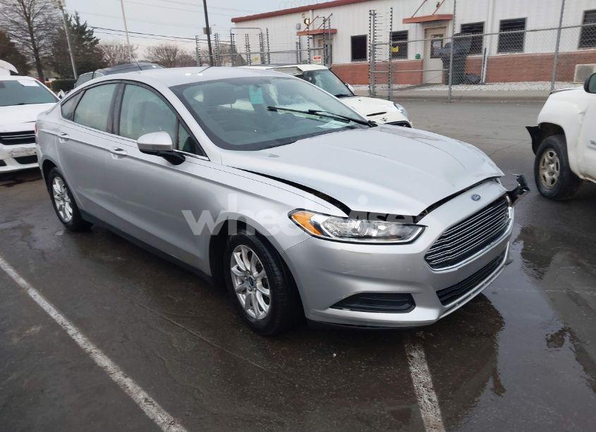 2015 Ford Fusion S (VIN 3FA6P0G79FR262395) main photo