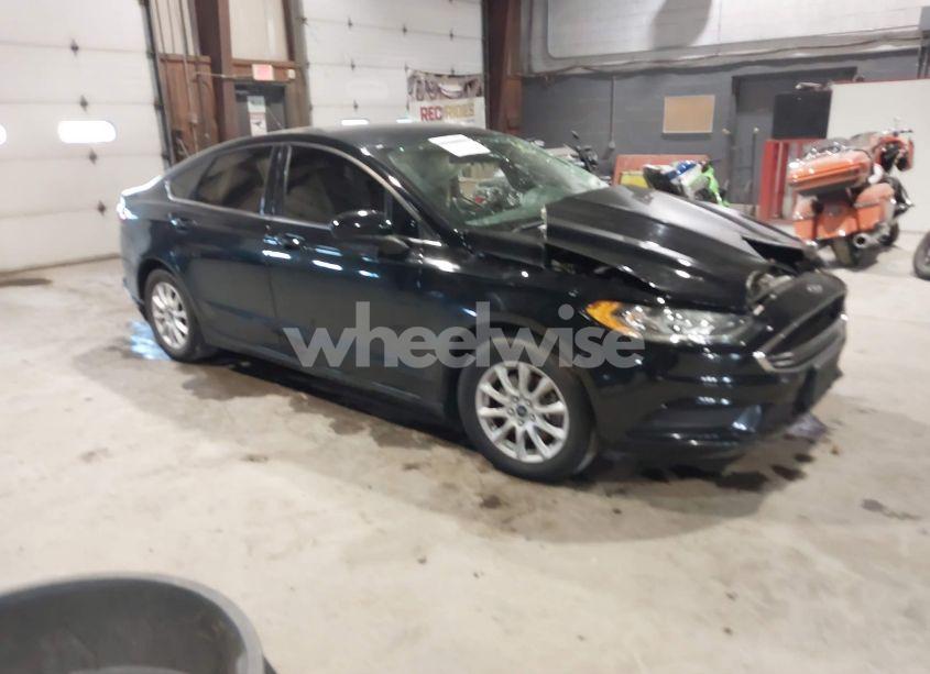 2018 Ford Fusion S (VIN 3FA6P0G79JR125577) main photo