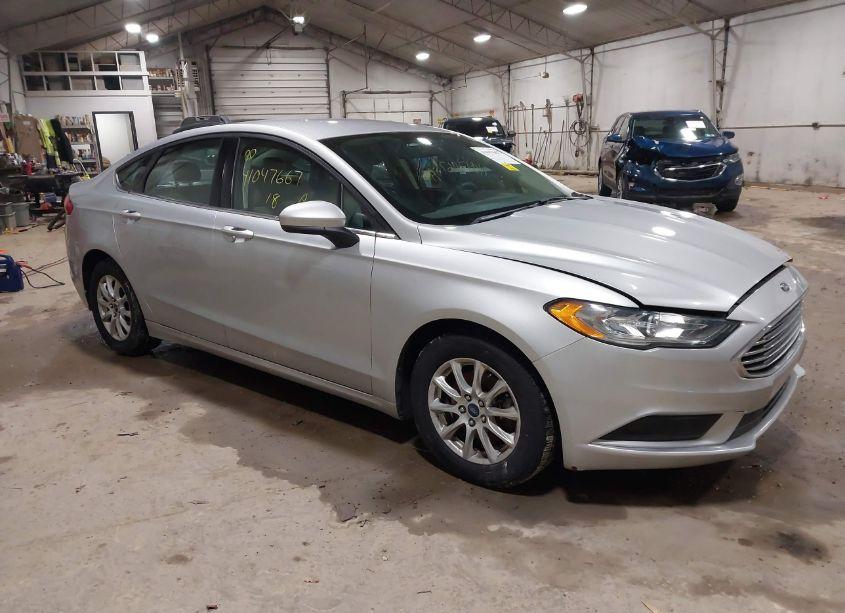 2018 Ford Fusion S (VIN 3FA6P0G79JR194379) main photo
