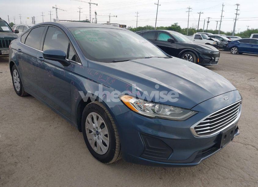 2019 Ford Fusion S (VIN 3FA6P0G79KR148004) main photo