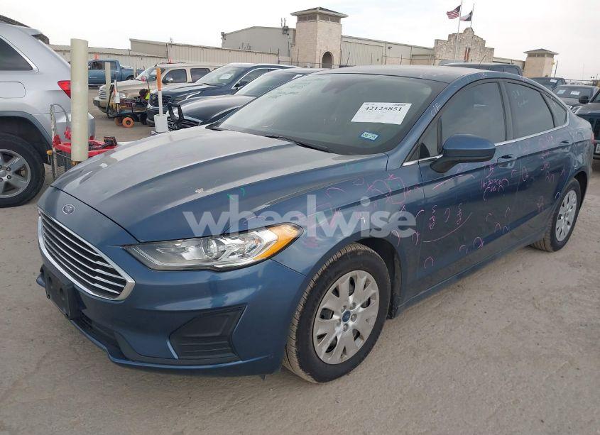 Photo 2 of 2019 Ford Fusion S (VIN 3FA6P0G79KR148004)