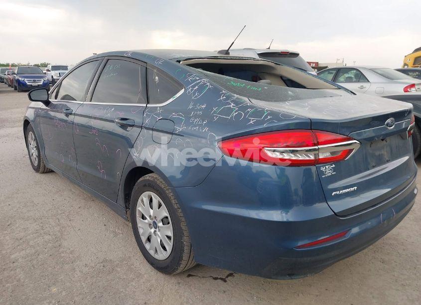 Photo 3 of 2019 Ford Fusion S (VIN 3FA6P0G79KR148004)
