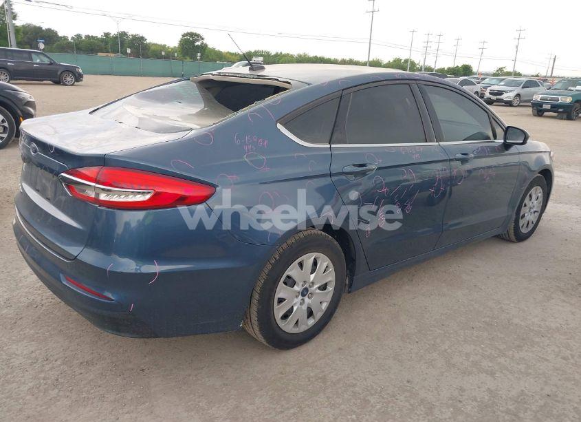 Photo 4 of 2019 Ford Fusion S (VIN 3FA6P0G79KR148004)
