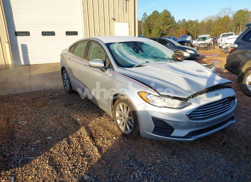 2019 Ford Fusion S (VIN 3FA6P0G79KR275402) main photo