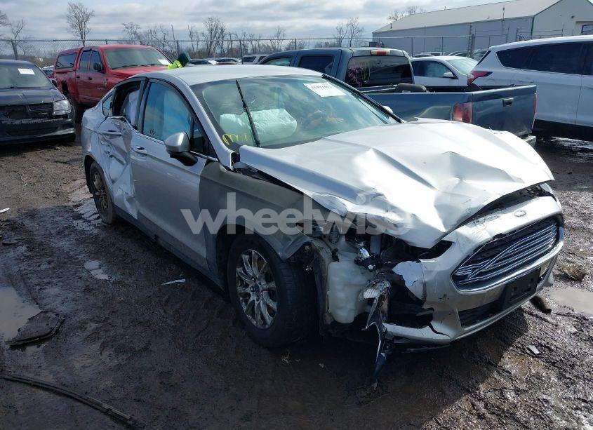 2015 Ford Fusion S (VIN 3FA6P0G7XFR180806) main photo