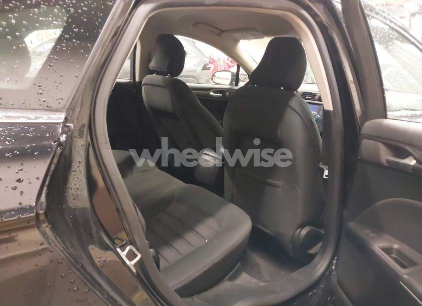 Photo 8 of 2018 Ford Fusion S (VIN 3FA6P0G7XJR136846)