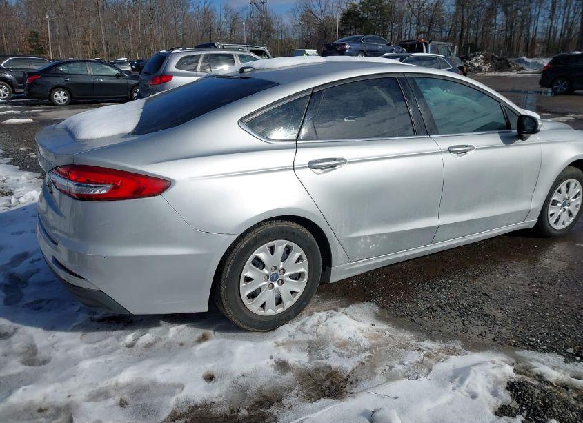 Photo 4 of 2019 Ford Fusion S (VIN 3FA6P0G7XKR163451)