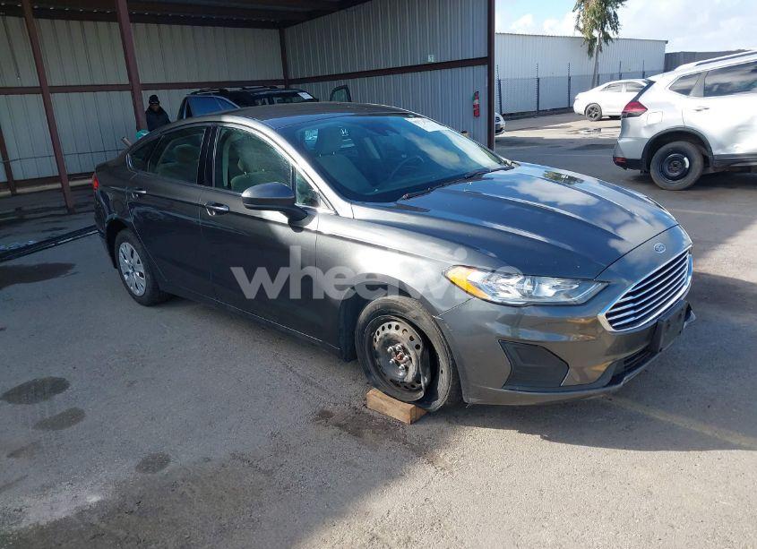 2019 Ford Fusion S (VIN 3FA6P0G7XKR232512) main photo