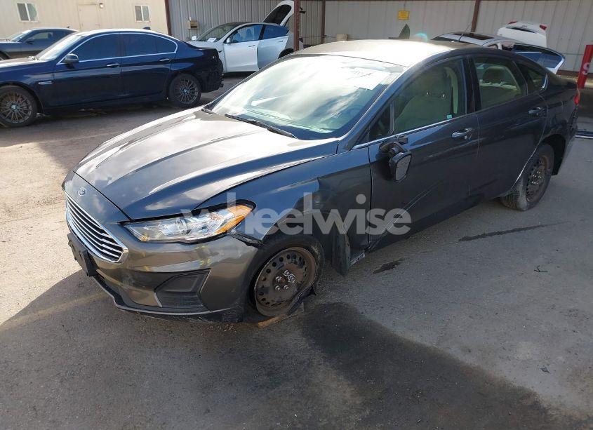 Photo 2 of 2019 Ford Fusion S (VIN 3FA6P0G7XKR232512)