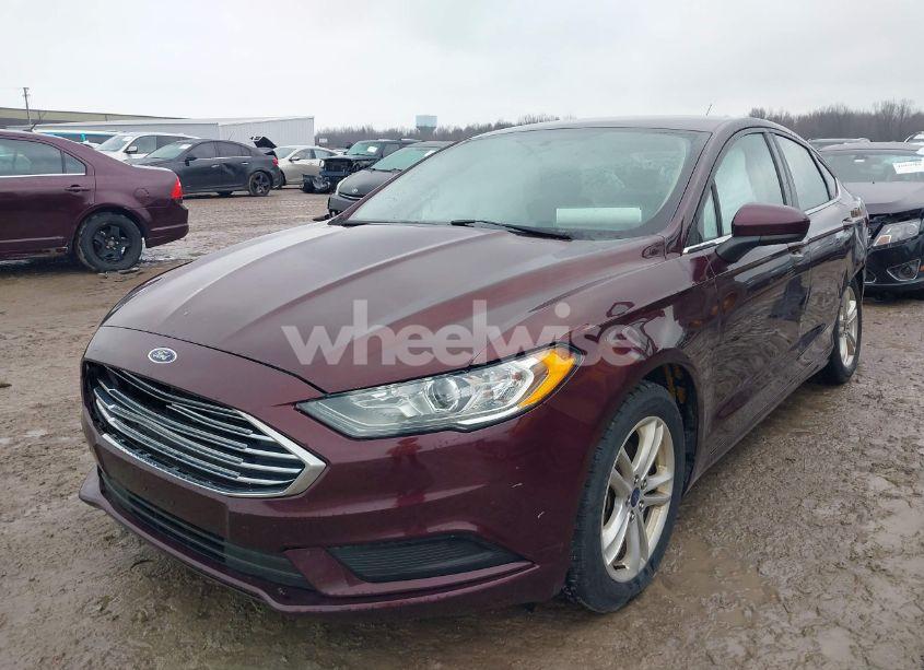 Photo 2 of 2018 Ford Fusion SE (VIN 3FA6P0H71JR135745)