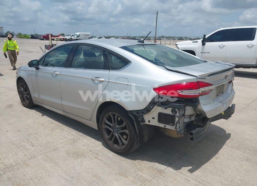 Photo 3 of 2018 Ford Fusion SE (VIN 3FA6P0H71JR225302)