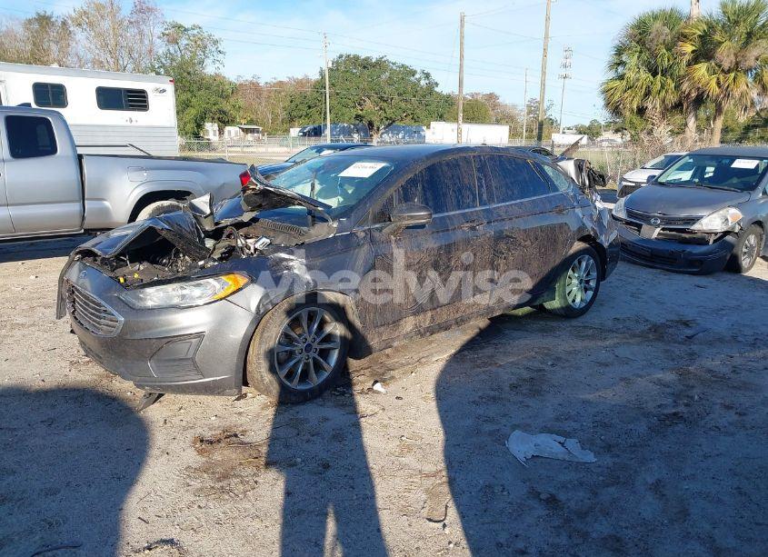 Photo 2 of 2019 Ford Fusion SE (VIN 3FA6P0H72KR136520)