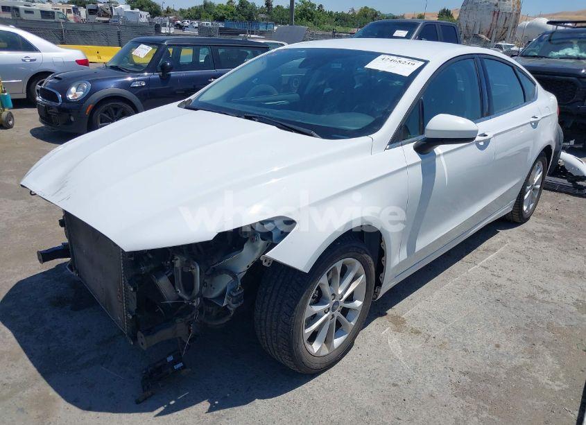 Photo 2 of 2020 Ford Fusion SE (VIN 3FA6P0H73LR131988)