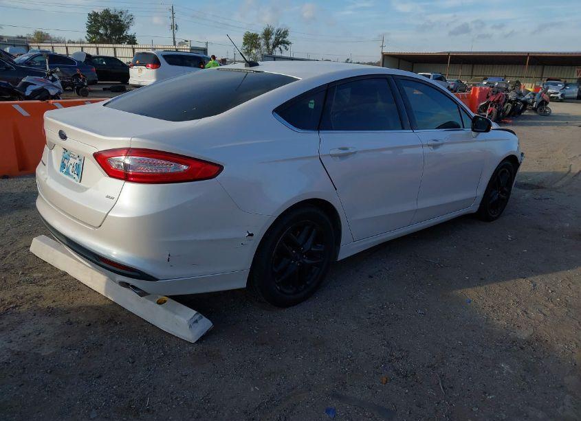 Photo 4 of 2016 Ford Fusion SE (VIN 3FA6P0H74GR152564)