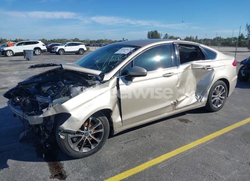 Photo 2 of 2019 Ford Fusion SE (VIN 3FA6P0H77KR123259)