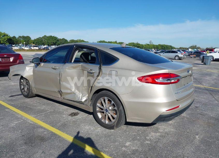 Photo 3 of 2019 Ford Fusion SE (VIN 3FA6P0H77KR123259)
