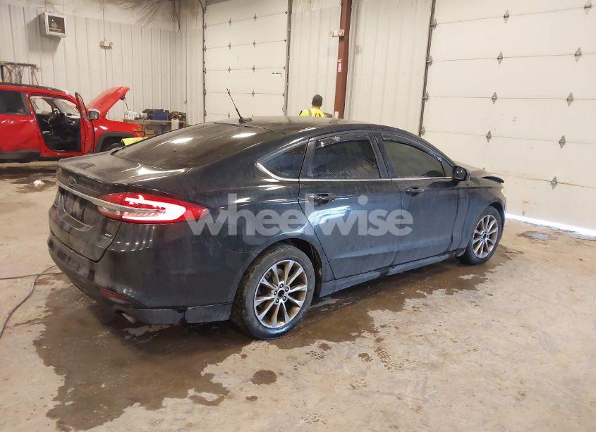 Photo 4 of 2017 Ford Fusion SE (VIN 3FA6P0H7XHR171654)