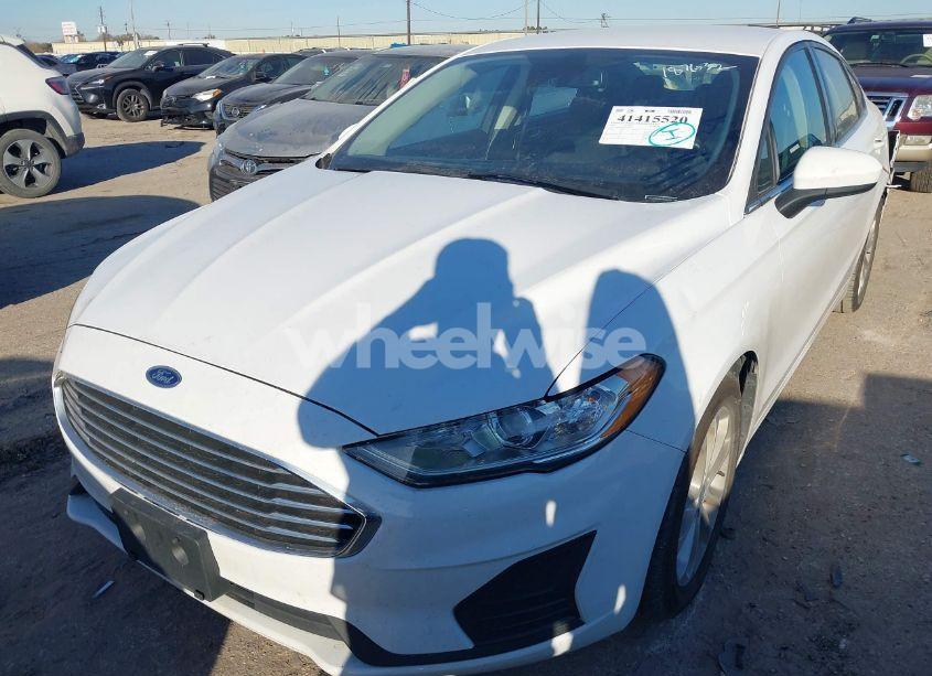 Photo 2 of 2020 Ford Fusion SE (VIN 3FA6P0H7XLR195333)