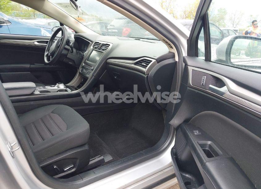 Photo 5 of 2018 Ford Fusion SE (VIN 3FA6P0HD0JR144765)