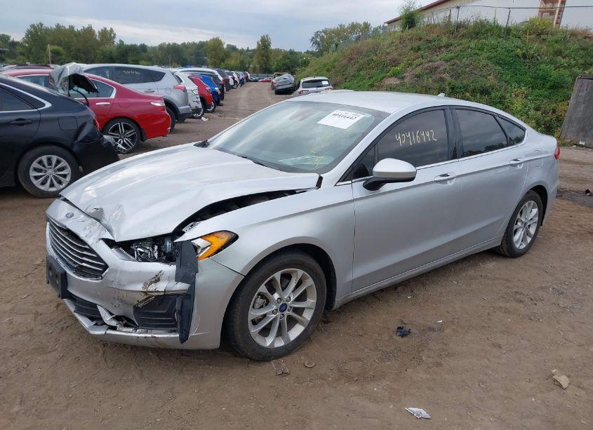 Photo 2 of 2019 Ford Fusion SE (VIN 3FA6P0HD0KR103845)