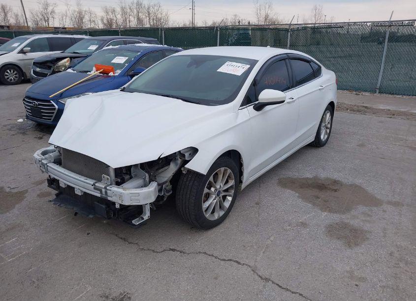 Photo 2 of 2019 Ford Fusion SE (VIN 3FA6P0HD0KR130480)