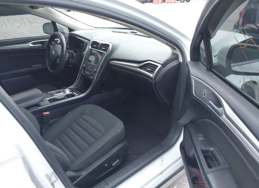 Photo 5 of 2019 Ford Fusion SE (VIN 3FA6P0HD0KR130480)