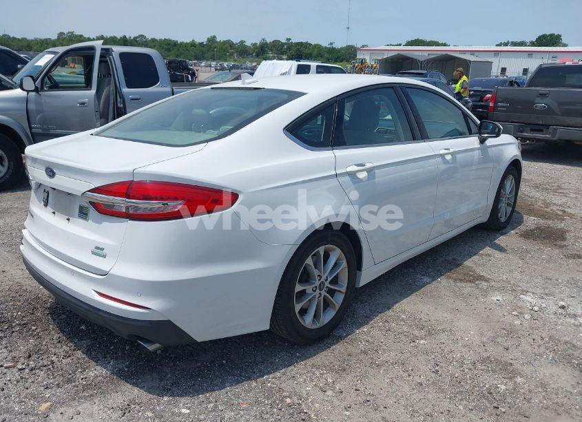 Photo 4 of 2019 Ford Fusion SE (VIN 3FA6P0HD0KR145819)