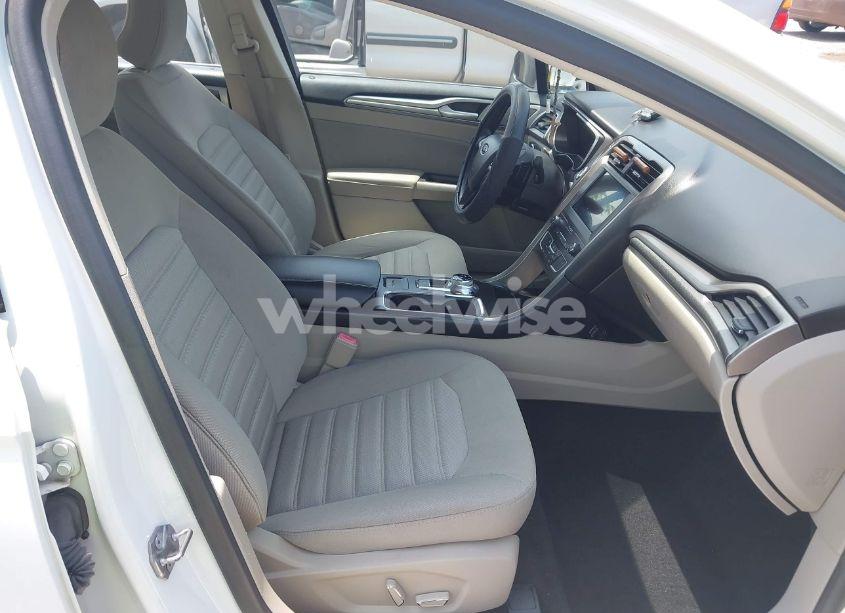 Photo 5 of 2019 Ford Fusion SE (VIN 3FA6P0HD0KR145819)