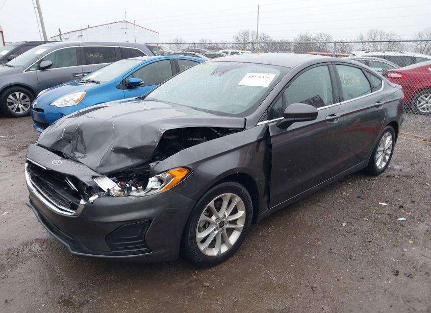 Photo 2 of 2019 Ford Fusion SE (VIN 3FA6P0HD0KR149806)