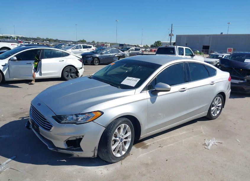 Photo 2 of 2019 Ford Fusion SE (VIN 3FA6P0HD0KR255429)