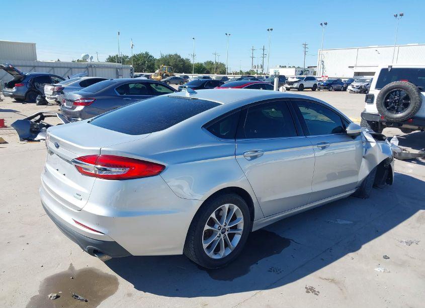 Photo 4 of 2019 Ford Fusion SE (VIN 3FA6P0HD0KR255429)