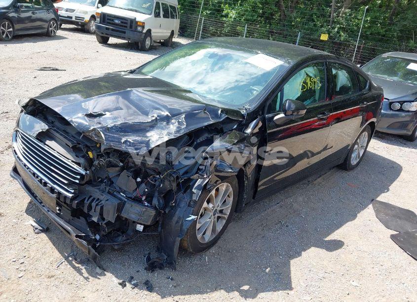 Photo 2 of 2019 Ford Fusion SE (VIN 3FA6P0HD0KR268083)