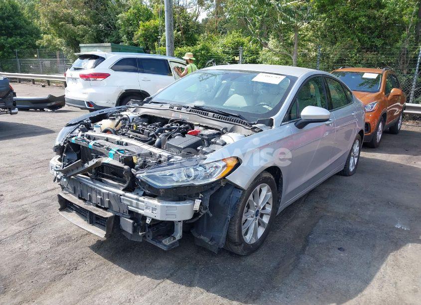 Photo 2 of 2019 Ford Fusion SE (VIN 3FA6P0HD1KR126681)