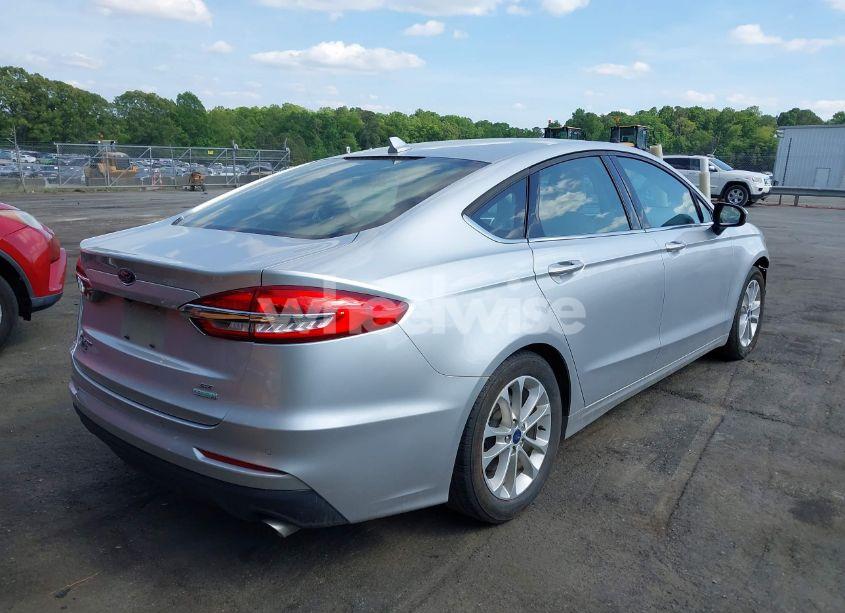 Photo 4 of 2019 Ford Fusion SE (VIN 3FA6P0HD1KR126681)