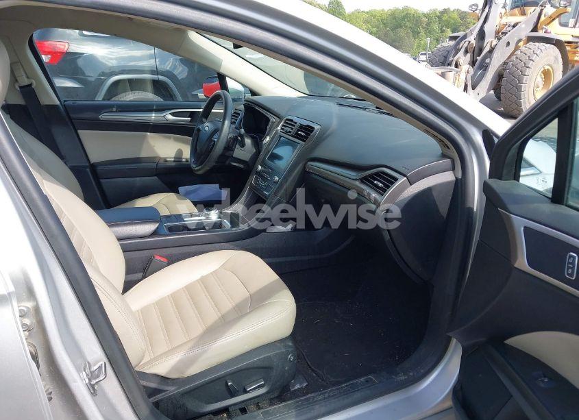 Photo 5 of 2019 Ford Fusion SE (VIN 3FA6P0HD1KR126681)