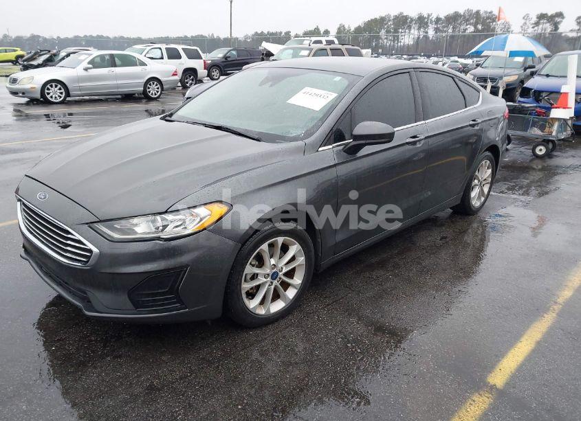 Photo 2 of 2019 Ford Fusion SE (VIN 3FA6P0HD1KR142346)