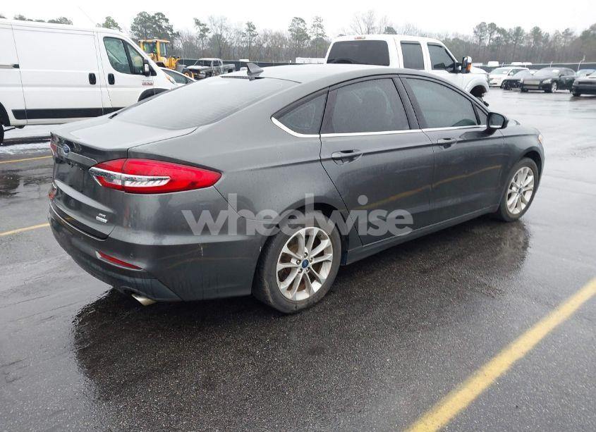 Photo 4 of 2019 Ford Fusion SE (VIN 3FA6P0HD1KR142346)