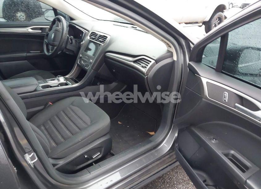 Photo 5 of 2019 Ford Fusion SE (VIN 3FA6P0HD1KR142346)