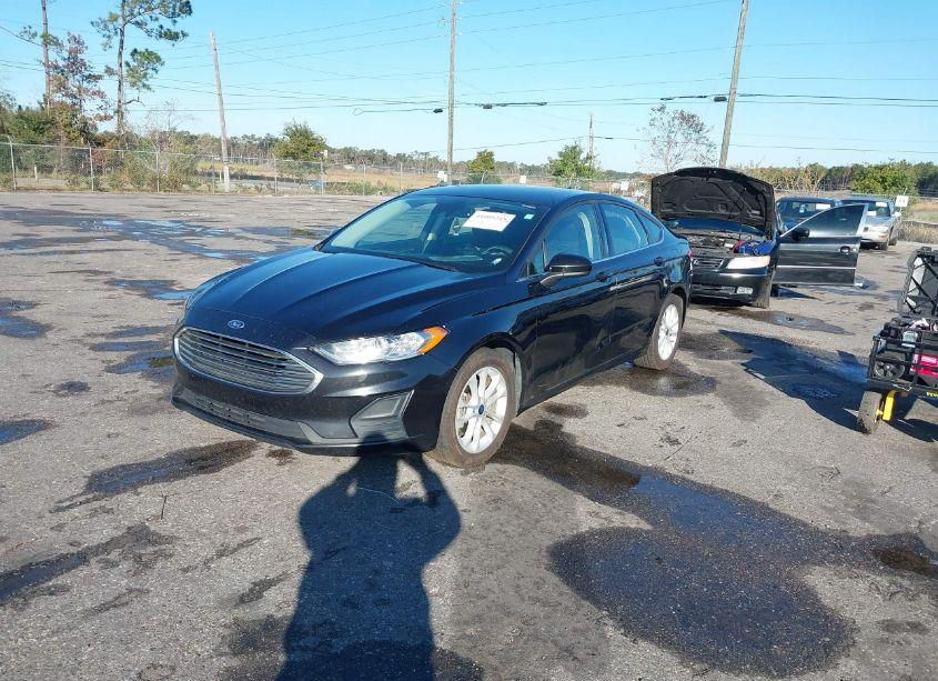 Photo 2 of 2019 Ford Fusion SE (VIN 3FA6P0HD1KR154089)