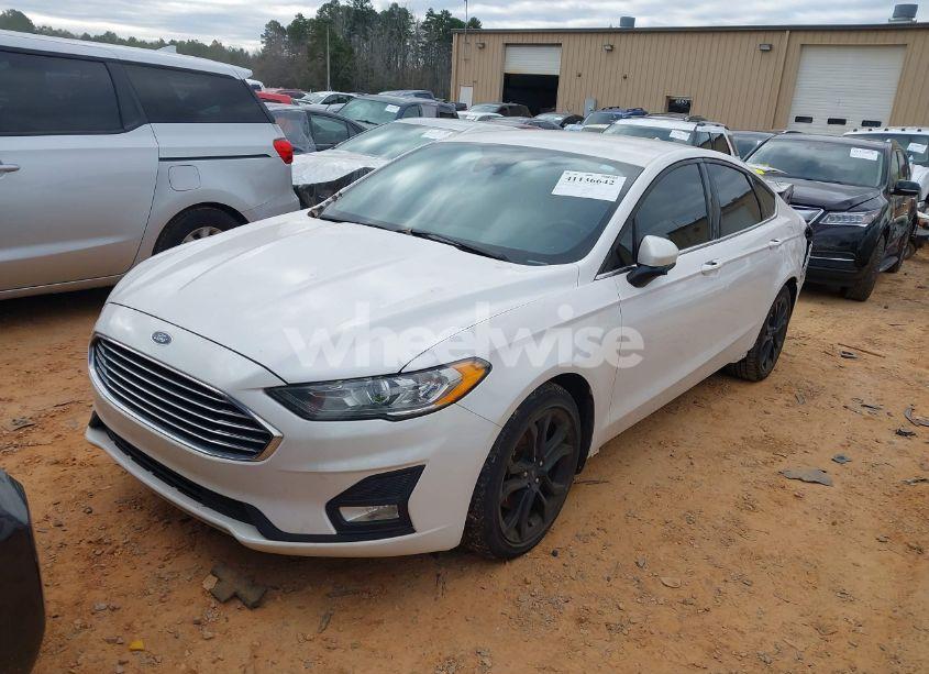 Photo 2 of 2019 Ford Fusion SE (VIN 3FA6P0HD1KR160569)