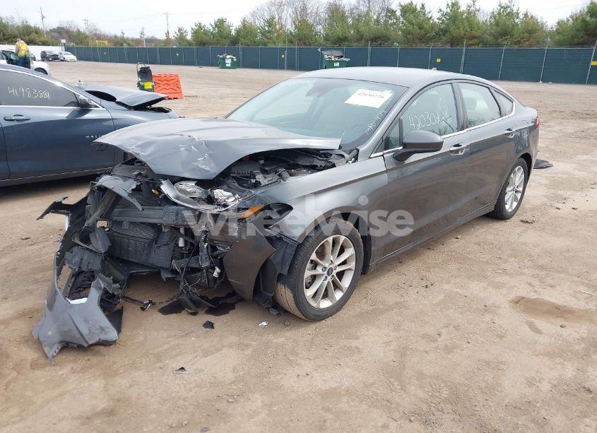 Photo 2 of 2019 Ford Fusion SE (VIN 3FA6P0HD1KR164556)