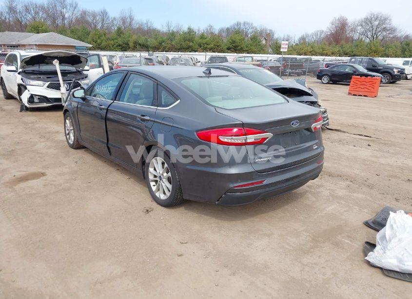 Photo 3 of 2019 Ford Fusion SE (VIN 3FA6P0HD1KR164556)