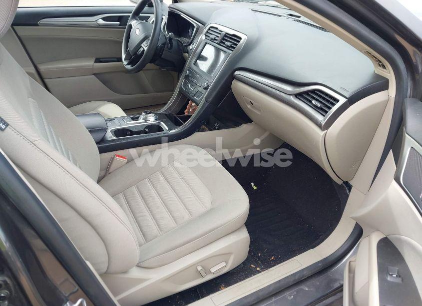 Photo 5 of 2019 Ford Fusion SE (VIN 3FA6P0HD1KR164556)