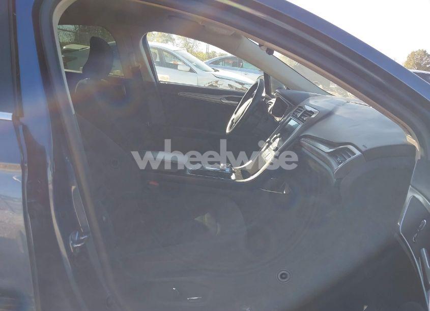 Photo 5 of 2019 Ford Fusion SE (VIN 3FA6P0HD1KR203758)